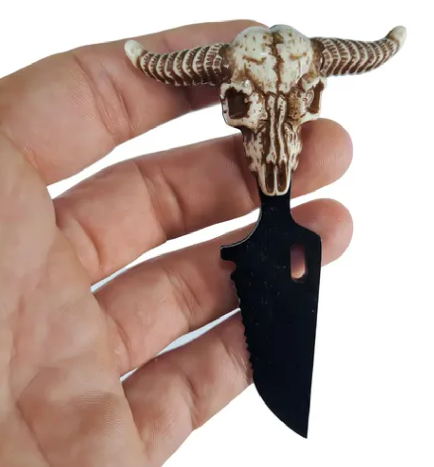 Couteau de cou avec étui et pendentif tête de taureau